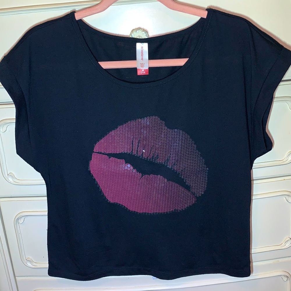 “No boundaries” black shirt with sequin lip Sz M